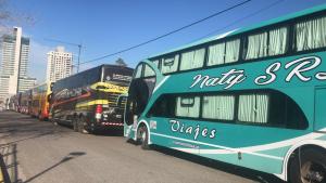 Caravana de colectivos en el centro de Neuquén: piden no pagar impuestos