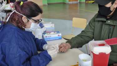 Durante las primeros días del estudio, más de 100 vecinos se acercaron a hacerse el test. (Gentileza).-