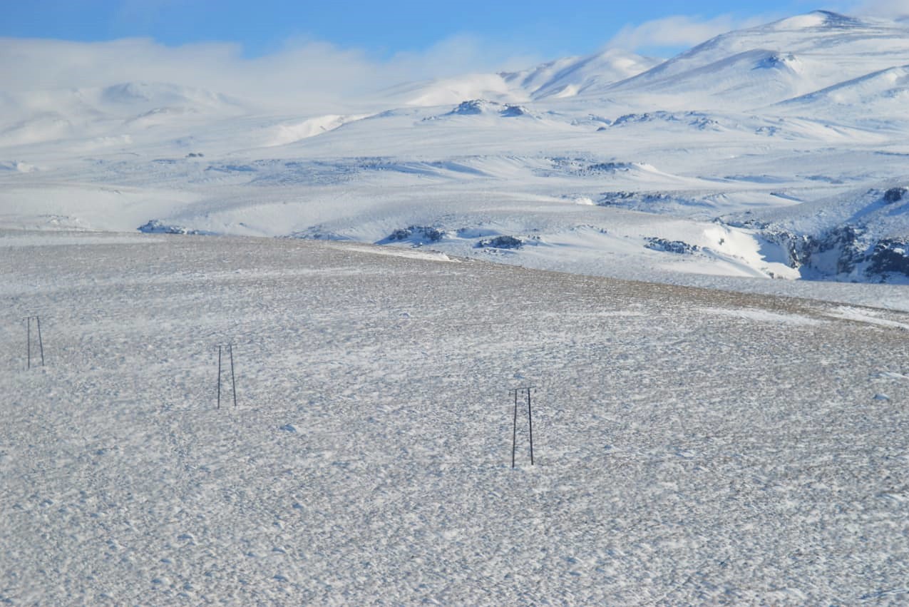 El tendido eléctrico rodeado de nieve.  Foto: Prensa EPEN