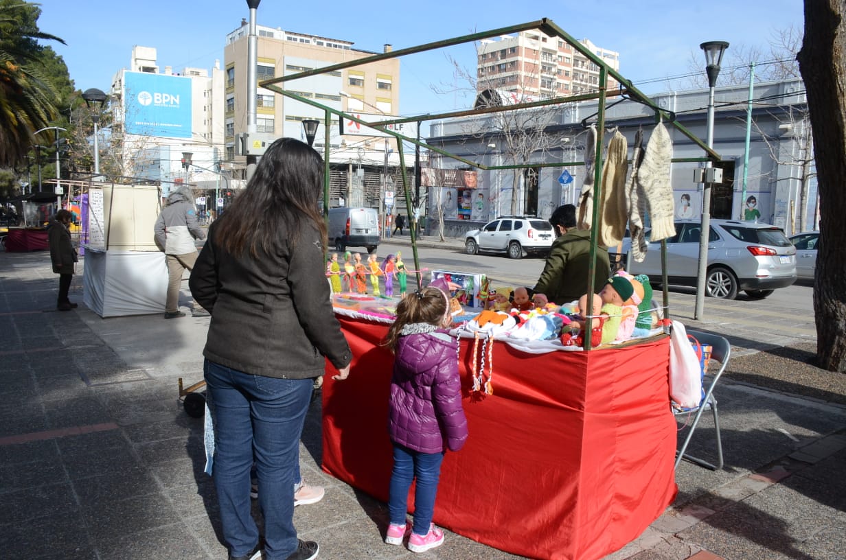 Con distanciamiento social y restricciones de atenció de clientes, la Feria de Artesanos volvió (foto Yamil Regules)