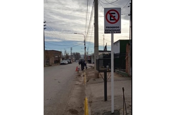 Entró en vigencia la prohibición de estacionamiento sobre la margen este de la calle Yapeyú Sur. (Foto gentileza)