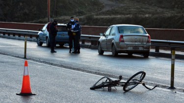 El accidente ocurrió en el puente Basilio Villarino (Fotos: Marcelo Ochoa)