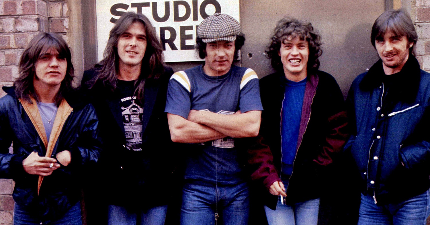 Volver de negro. Malcolm Young, Cliff Williams, Brian Johnson, Angus Young y Phil Rudd, los AC/DC en tiempos de Back in Black.
