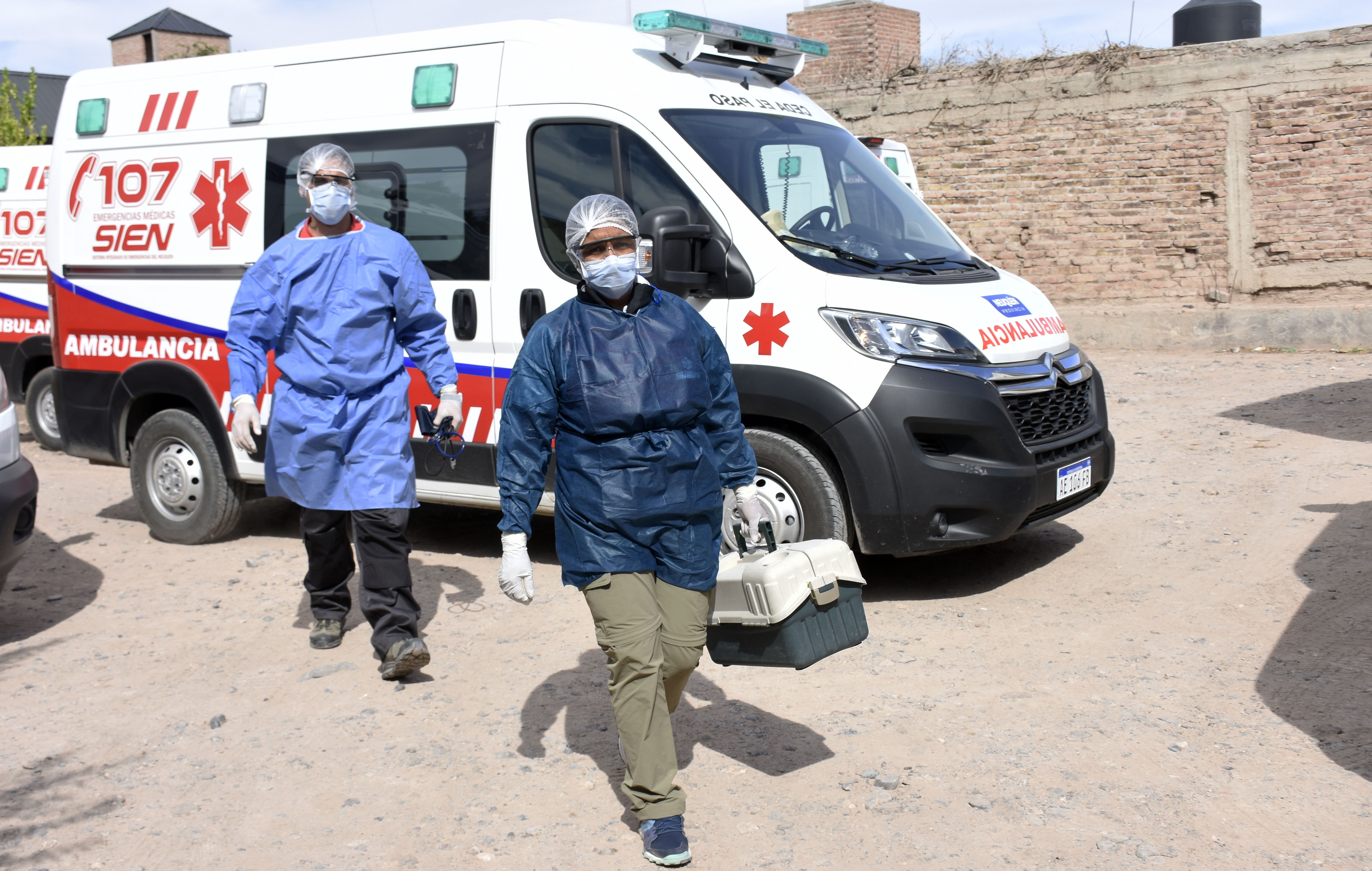 Trabajadores del SIEN realizando visitas sanitarias. Foto: Florencia Salto