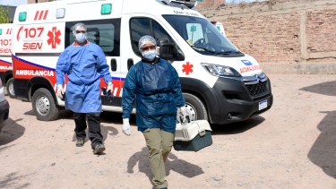 Trabajadores del SIEN realizando visitas sanitarias. Foto: Florencia Salto