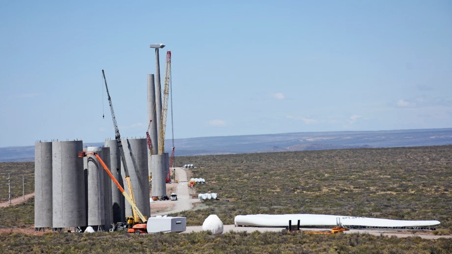 Para finales del mes que viene esta programada la finalización de los montajes de los aerogeneradores del Parque Eólico Vientos Neuquinos I. (Foto: Florencia Salto)
