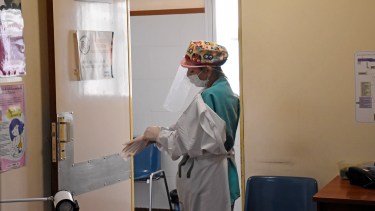 El uso de los elementos de protección personal, fundamental en la emergencia sanitaria.  Foto Florencia Salto.