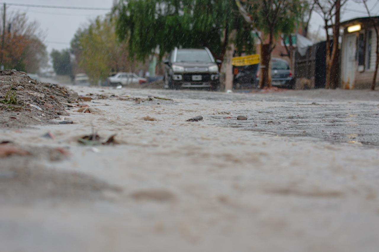 La lluvia generó la evacuación de un vecino y la asistencia a 120 familias. (foto: Juan Thomes)