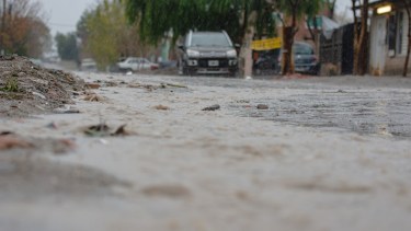 La lluvia generó la evacuación de un vecino y la asistencia a 120 familias. (foto: Juan Thomes)