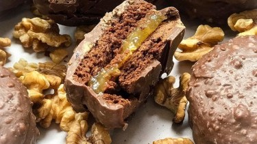 Alfajores de chocolate y dulce de batata