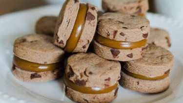 Alfajores de chocolate con chips