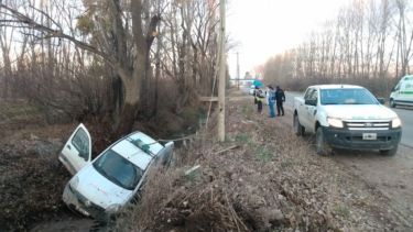 La ambulancia quedó adentro del desagüe y sus ocupantes resultaron con golpes. Foto: gentileza.-