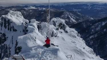 Las baterías se habían agotado y los paneles solares que las abastecen estan cubiertos de nieve. (Foto: Gentileza).