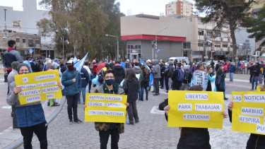 Los reclamos se hicieron ver mediante carteles. (Foto: Yamil Regules)