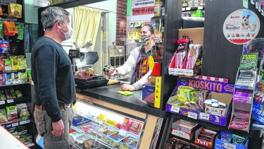 Se puede salir a comprar solo de acuerdo a la terminación del DNI. Los comerciantes deben controlar este dato para evitar multas. (FOTO: Yamil Regules)