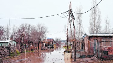 La mayoría de los asentamientos en Cipolletti no tiene el servicio regularizado. (foto: Florencia Salto)