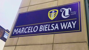 Ascenso, título, récord y el nombre de una calle para Bielsa