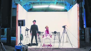 Eduardo Cabra rodó el video de su debut solista en la Argentina.