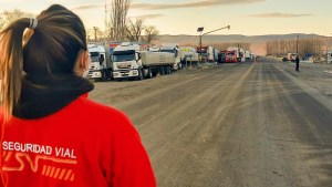 Transitan los primeros camiones que estaban varados para cruzar el Paso Pino Hachado
