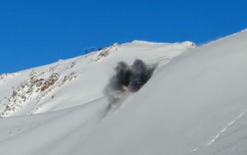 El momento de la detonación para generar la avalancha controlada en Cerro Catedral, Bariloche. Captura de video.
