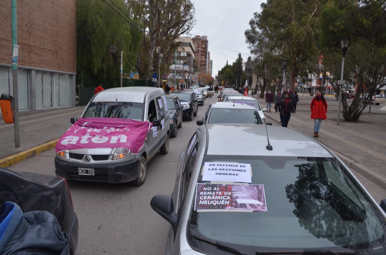 A partir de las 11, organizaciones y agrupaciones políticas marcharán en caravana, en Neuquén. Invitan a "defender la democracia". (Foto: Yamil Regules).