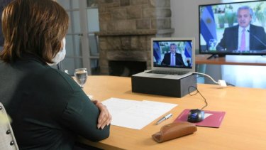 La gobernadora participó del encuentro presidencial desde la delegación de Turismo en Bariloche.