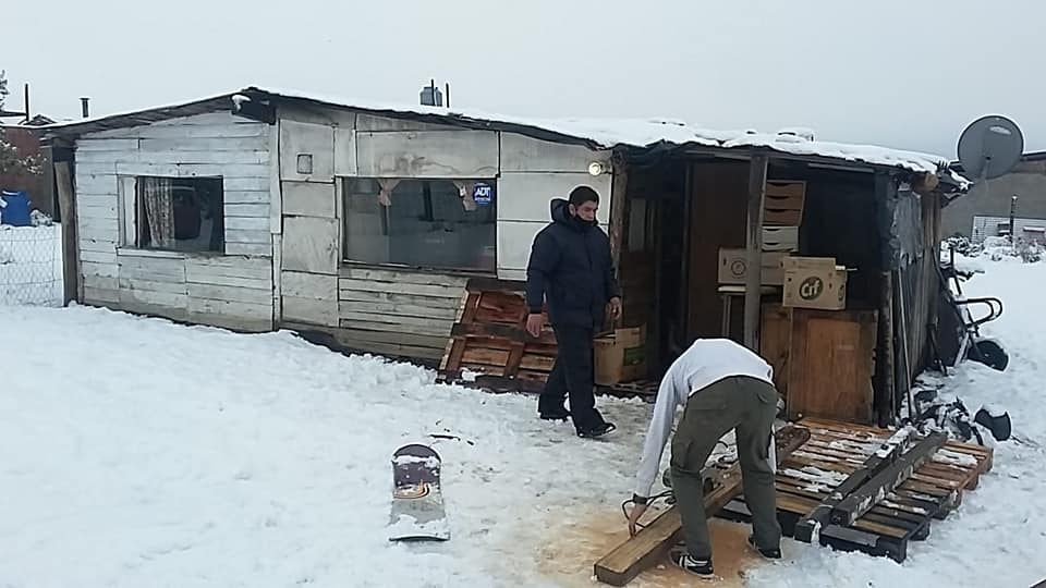Voluntarios del grupo "Abrigando Bariloche" realizan un trabajo intenso este invierno. Foto: Gentileza