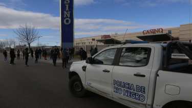 La protesta se desarrolla  desde las 11 en el Casino del Río. (foto: Juan Thomes)