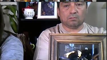 El padre del policía Nahuelcar, durante la audiencia de hoy. (Imagen Zoom)