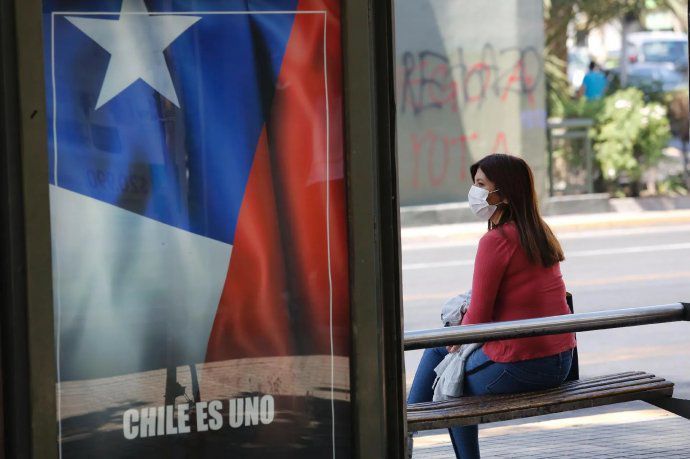 Piñera declaró que los chilenos deben mantener las medidas de cuidado, que incluyen el uso de tapabocas.-