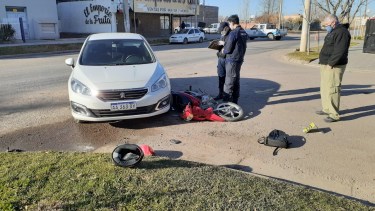 Los ocupantes de la moto sufrieron lesiones en el choque con un auto. (Foto Pablo Accinelli)