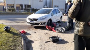Dos heridos en choque entre moto y un automóvil en Regina
