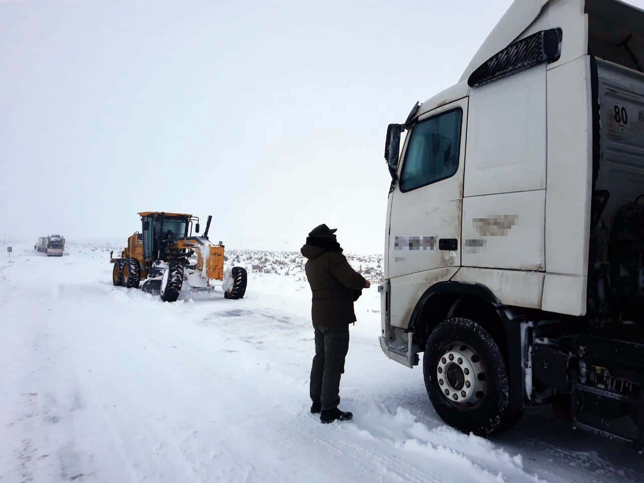 Personal de Gendarmería trabajó este martes para despejar la ruta nacional en el sur de Chubut, para que los camiones pudieran seguir viaje hacia Chile. (Foto Gentileza)
