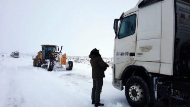 Personal de Gendarmería trabajó este martes para despejar la ruta nacional en el sur de Chubut, para que los camiones pudieran seguir viaje hacia Chile. (Foto Gentileza)