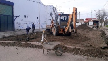 Por 45 días no se podrá circular por la calle Tacuarí frente al barrio San Martín. (Foto Néstor Salas)