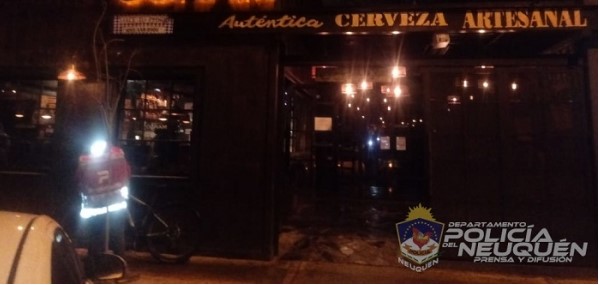 La Policía de Neuquén en conjunto con el Area de Comercio de la Municipalidad clausuraron un bar del centro de la capital. (Foto: Gentileza).