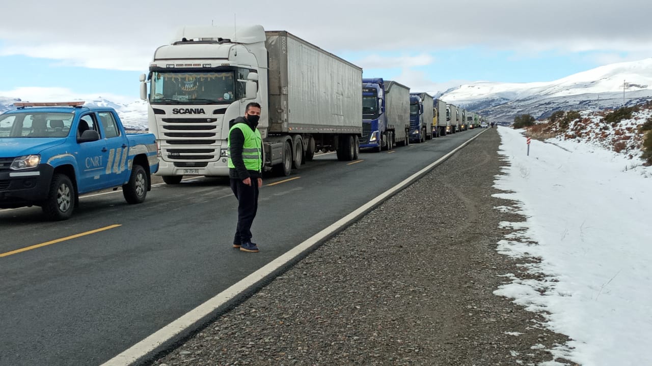 Los camiones estuvieron parados varios días por los cortes de rutas y el paso Samoré ante las malas condiciones climáticas. Foto Gentileza CNRT