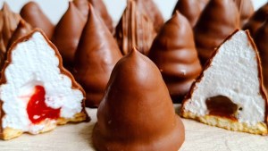 Conitos de merengue bañados en chocolate, sin TACC