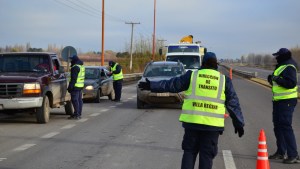 Mantienen controles de personas en el ingreso a Villa Regina