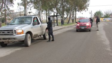 Policías de la Comisaría 16 de Huergo, realizan controles en diferentes lugares y horarios en la localidad. (Foto archivo)