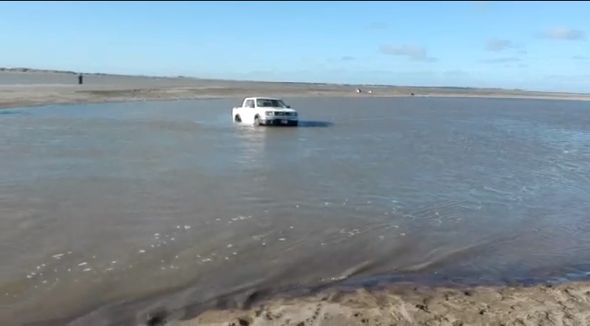 El agua atrapa a los vehículos de aquellas personas que no conocen el terreno en El Cóndor.