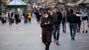 Varias personas caminan por las Ramblas de Barcelona, ciudad en la que, a pesar de haberse reducido, el turismo no ha caído tanto como en Madrid, donde los efectos del coronavirus han sido más letales, en Barcelona (Catalunya, España), a 13 de marzo de 2020.

13 MARZO 2020;CORONAVIRUS;COVI-19;ESTADO DE ALARMA;PANDEMIA;ENFERMEDAD GLOBAL;EPIDEMIA;CRISIS MUNDIAL;MASCARILLA

13/3/2020