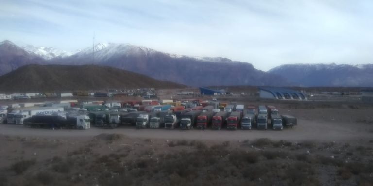 Así se veían este miércoles los camiones varados en el paso mendocino. Foto: gentileza MDZ Online.-