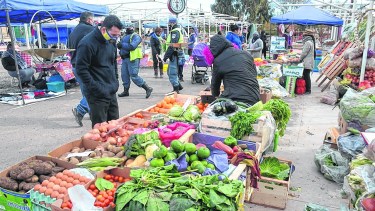 El protocolo sanitario establece que los alimentos deberán ser manipuados con guantes. Los clientes no podrán tocar la mercadería. (FOTO: Yamil Regules)