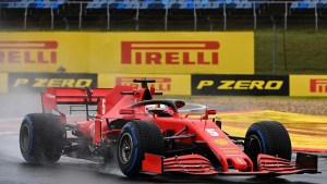 Vettel puso a la Ferrari adelante bajo la lluvia