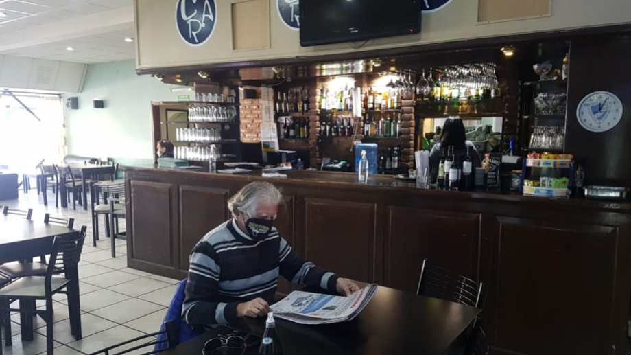 Además de confiterías y restaurantes, se flexibilizaron medidas para heladerías y rotiserías. (Foto archivo)