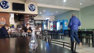 Confiterías de Regina comenzaron a trabajar, pero no se permiten reuniones sociales. (Foto Néstor Salas)