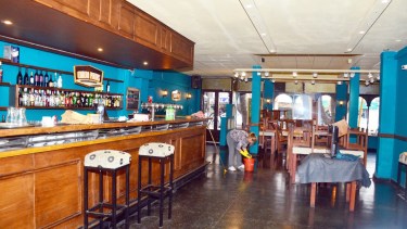 A partir de las 9 de hoy, bares, confiterías y restaurantes podrán abrir sus puertas. (Foto Néstor Salas)