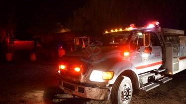 El incendio se declaró anoche pasadas las 20 en calle Neuquén casi Colón. (foto: gentileza Bomberos Voluntarios)