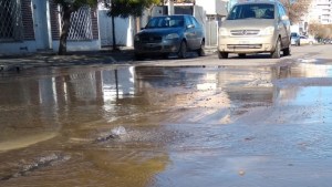 Un río de agua que ya lleva tres días recorriendo las calles de Roca